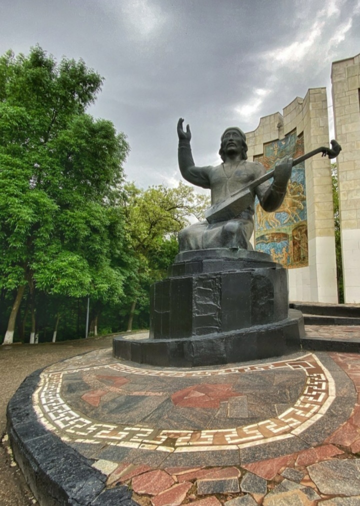 Памятник джангарчи Ээлян Овла